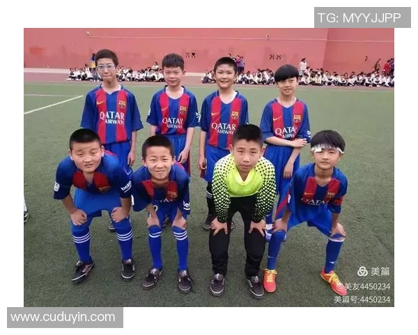 2018卡塔尔与中国足球对决海报设计展现激情与梦想的碰撞