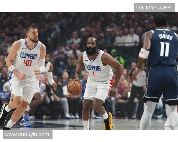 快船与独行侠激战正酣比分悬念迭起引发球迷热议