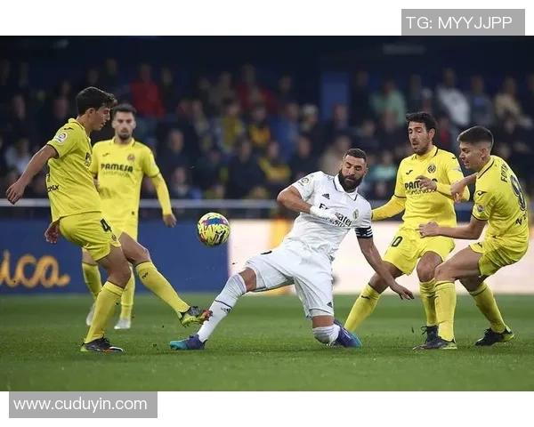 托雷斯在对阵皇马的经典对决中展现出怎样的个人魅力与足球智慧