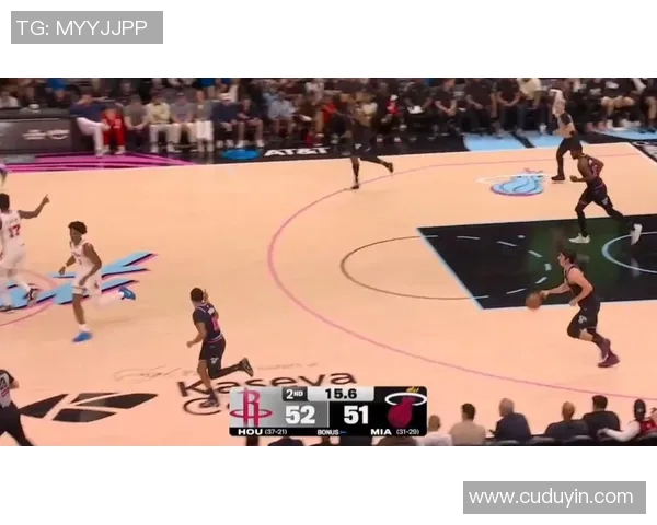 热火与火箭激战三月一日NBA赛场再掀高潮球迷热情高涨